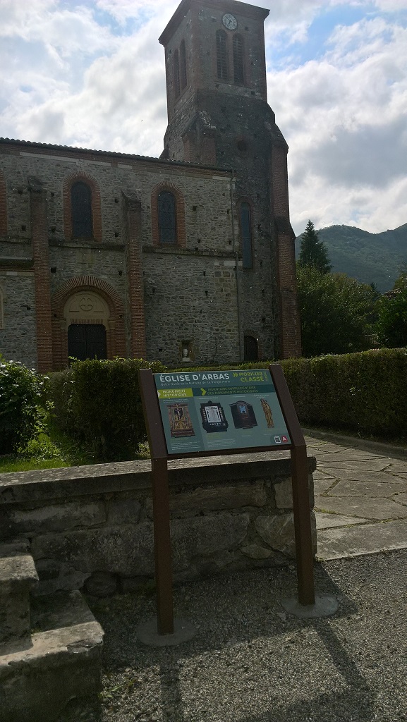 Table de lecture devant l'église